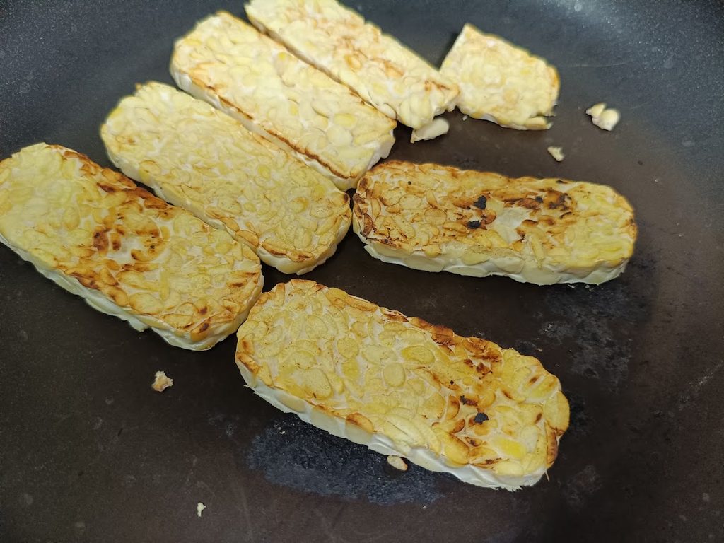 フライパンで焼いたテンペ