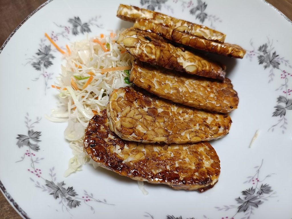 テンペの照り焼きの盛り付け