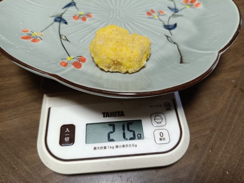 チキンナゲット1個をキッチンスケールで計量した様子(21.5g)