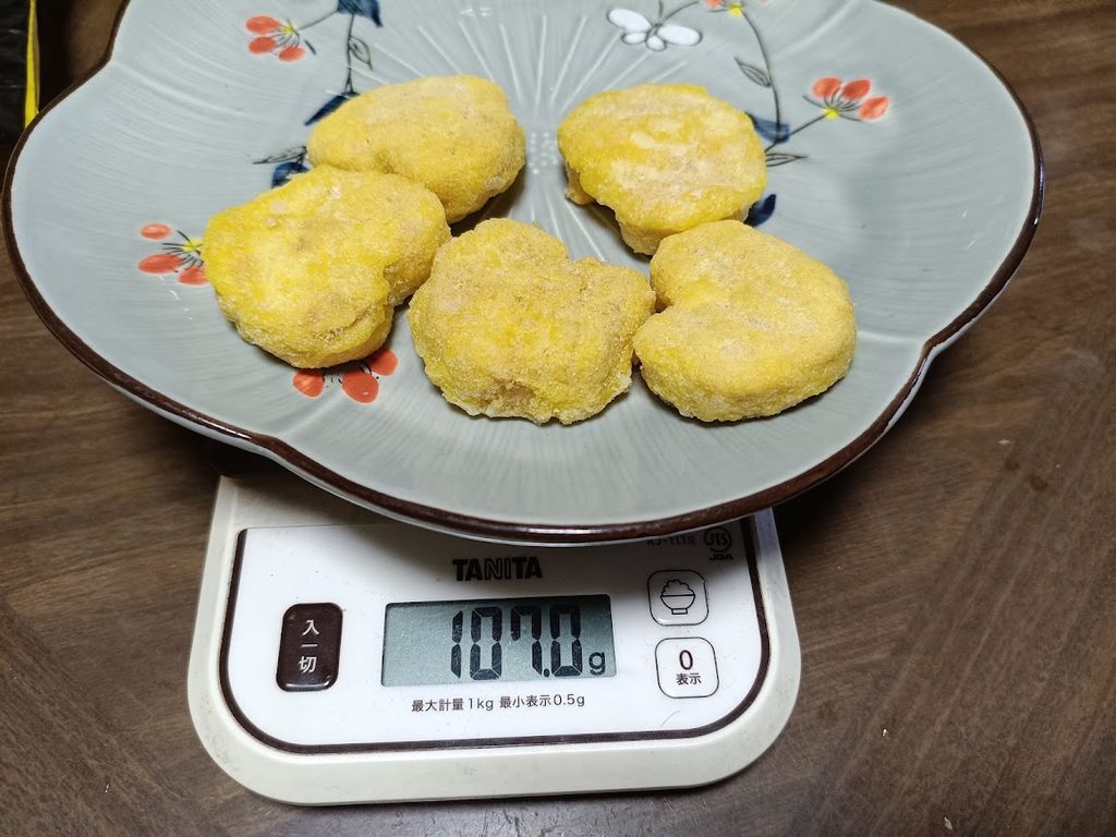 チキンナゲット5個をキッチンスケールで計量した様子(107.0g)