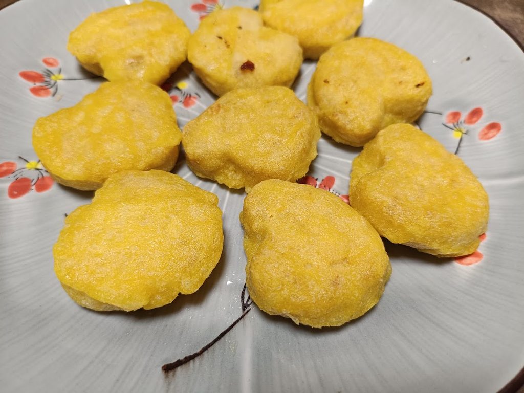 電子レンジで温めた肉のハナマサ チキンナゲット(皿盛り)