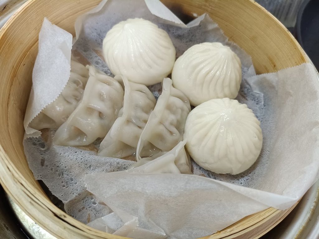 せいろで蒸した餃子とチュウロウパオ