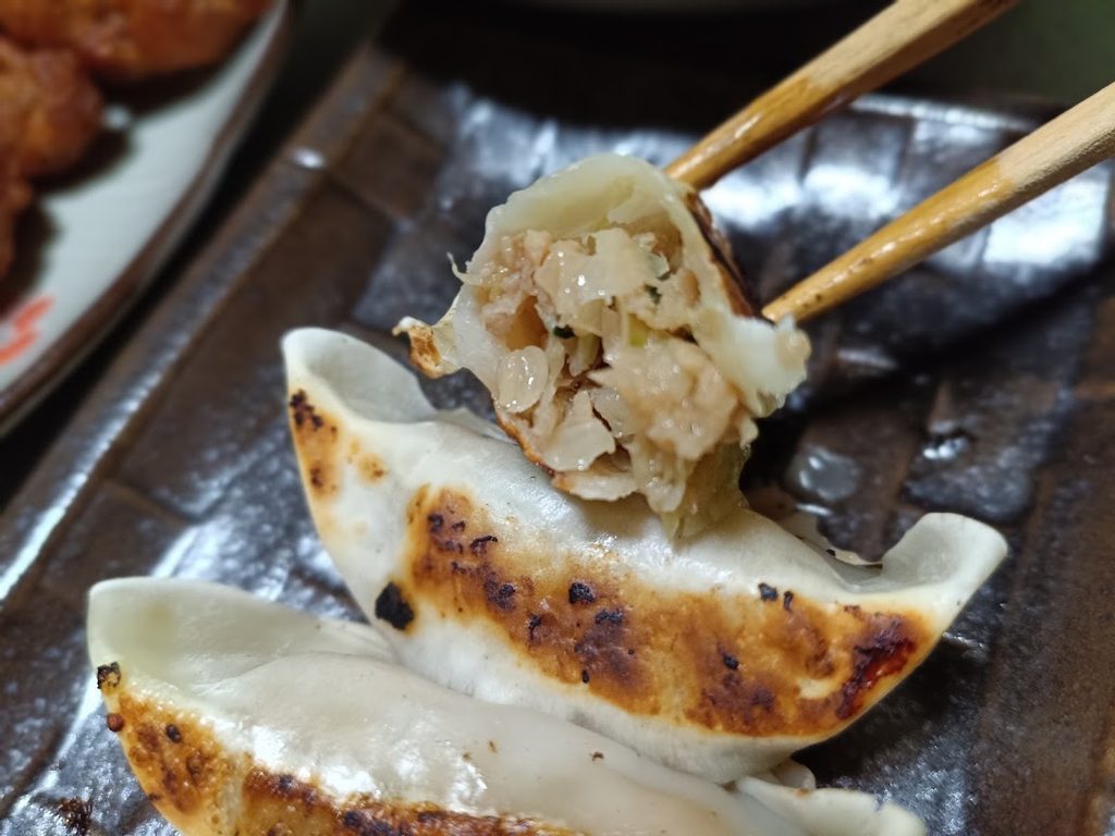 箸で割った焼き餃子の断面