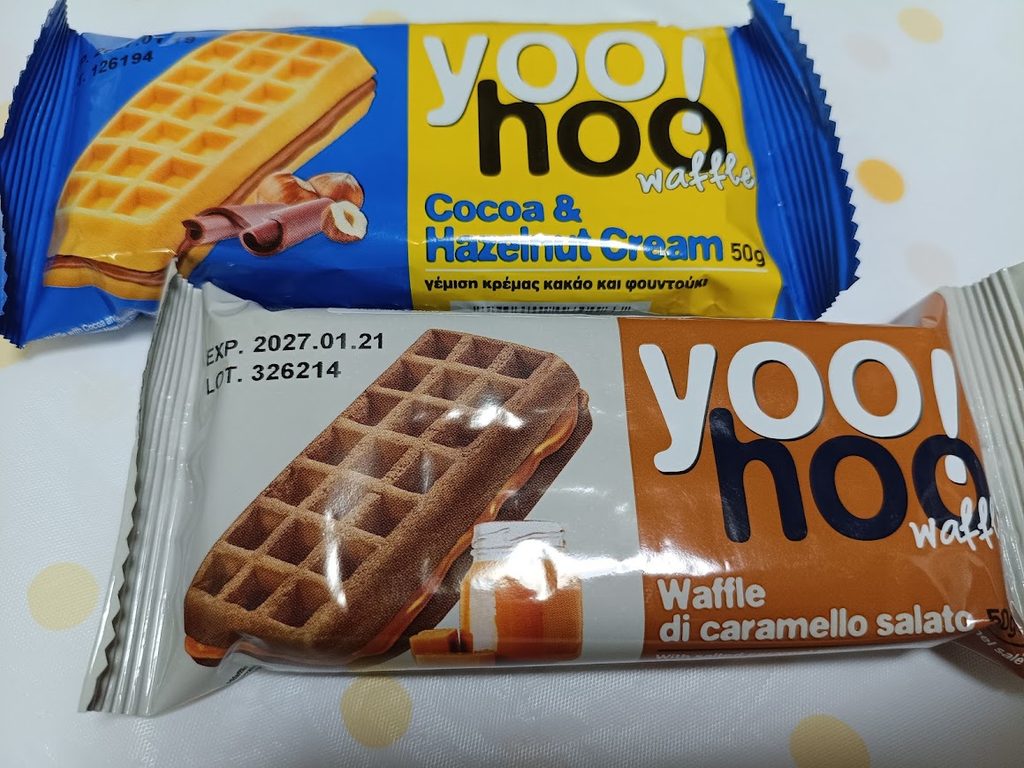 業務スーパーのソフトワッフル2種(上がヘーゼルナッツチョコクリーム、下が塩キャラメルクリーム)のパッケージ表面