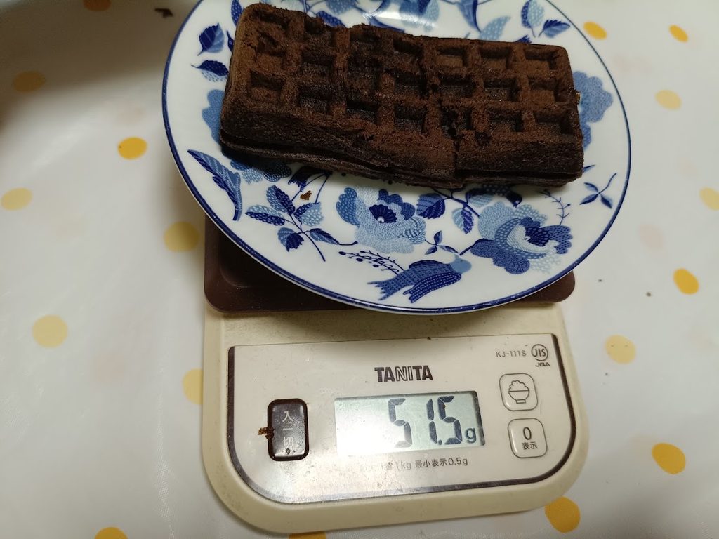 塩キャラメルクリームのソフトワッフルをTANITAのスケールで計量(51.5g)