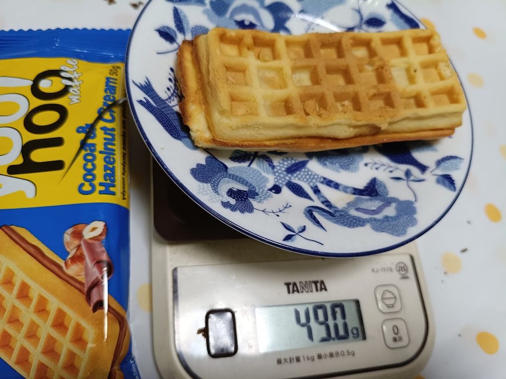 ヘーゼルナッツチョコクリームのソフトワッフルをTANITAのスケールで計量(49.0g)