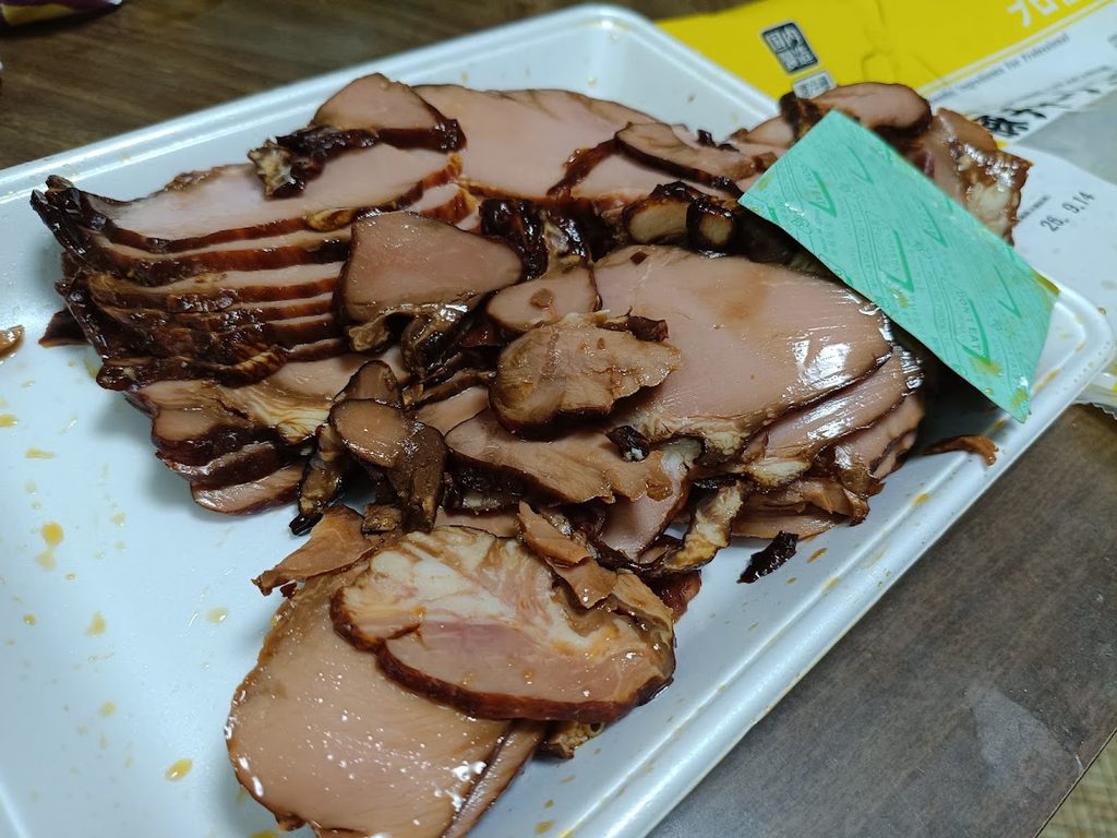 開封してトレーに広げた豚チャーシュー切り落とし