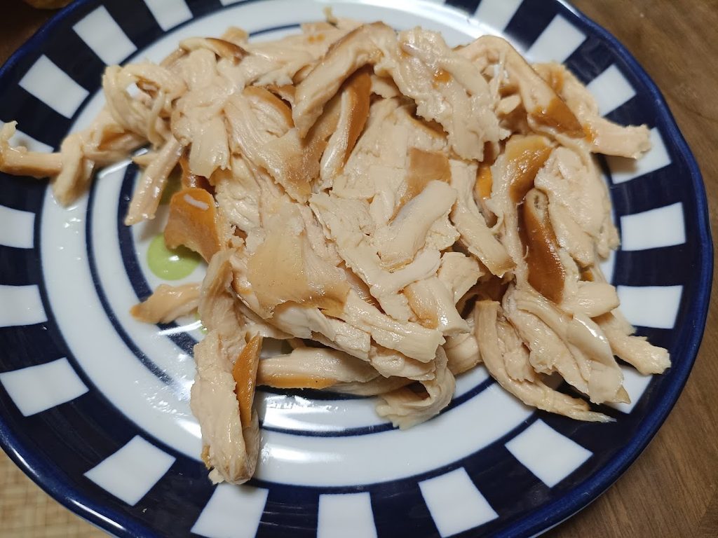 冷蔵庫で解凍した後のスモークほぐしチキン