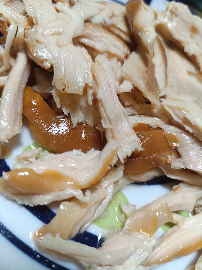 解凍後のスモークほぐしチキンのクローズアップ