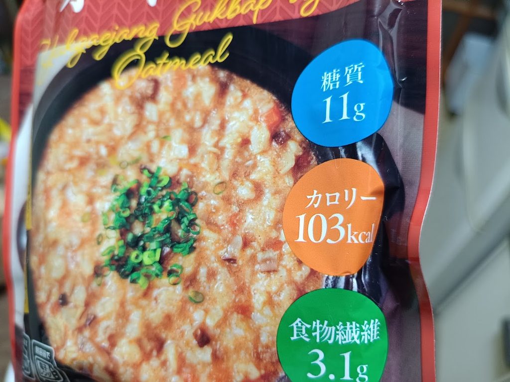 ユッケジャンクッパ風オートミールのパッケージ表面(糖質11g・カロリー103kcal・食物繊維3.1g)