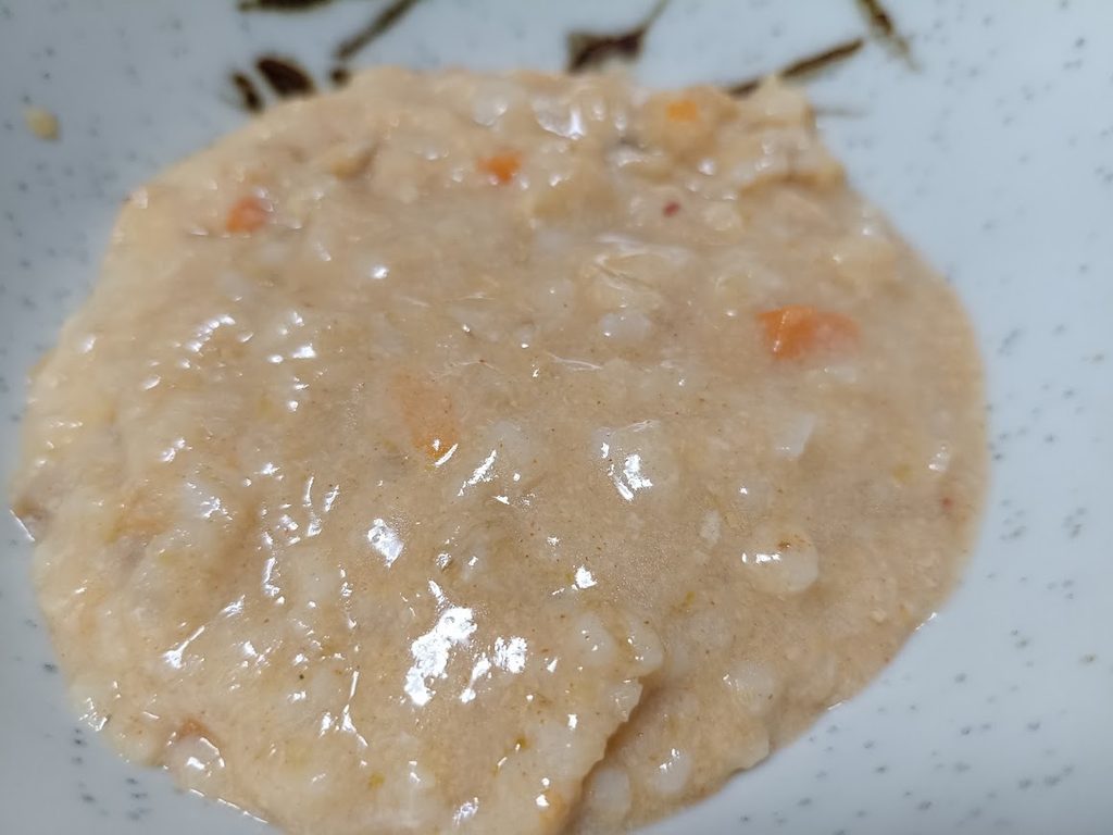 湯せんして皿に盛り付けたユッケジャンクッパ風オートミール