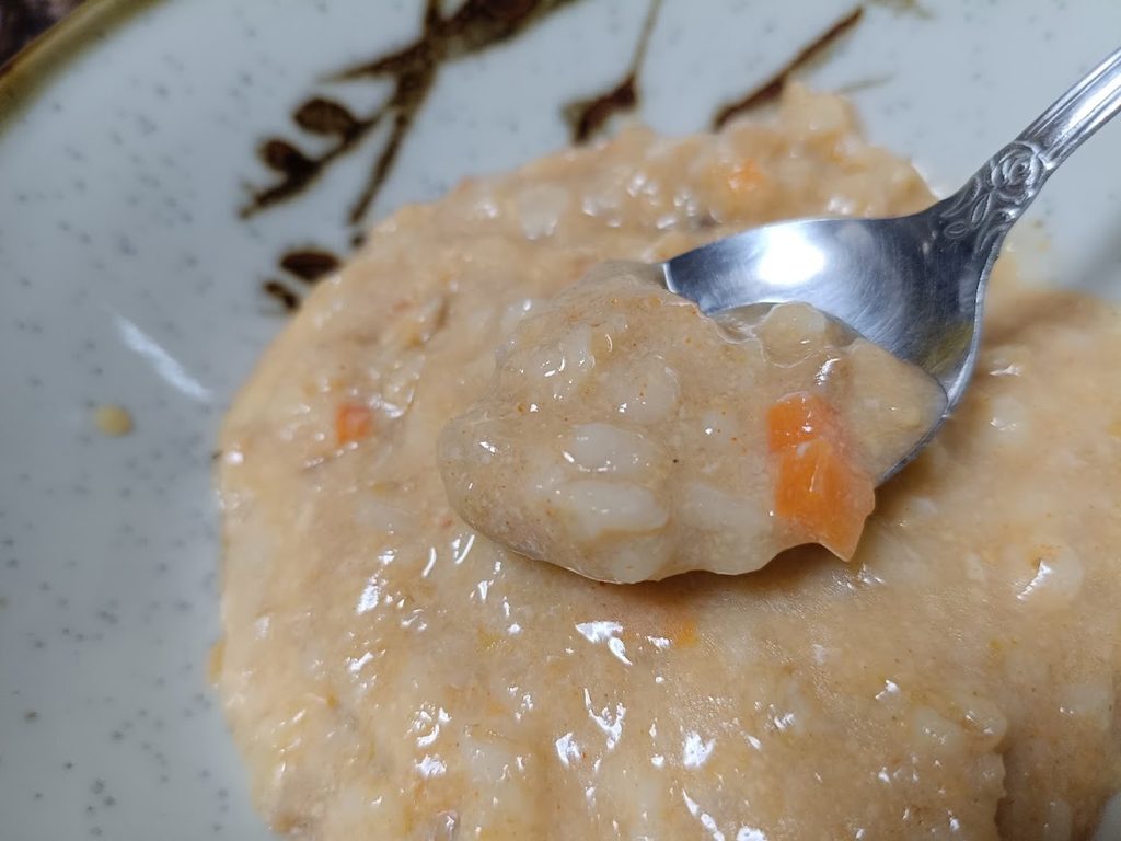 スプーンですくったユッケジャンクッパ風オートミール