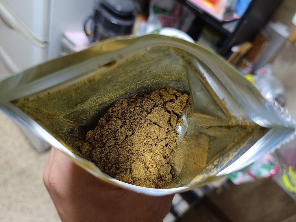 お肉屋さんが作った美味しい黒カレーの袋の中のフレーク状の粉末