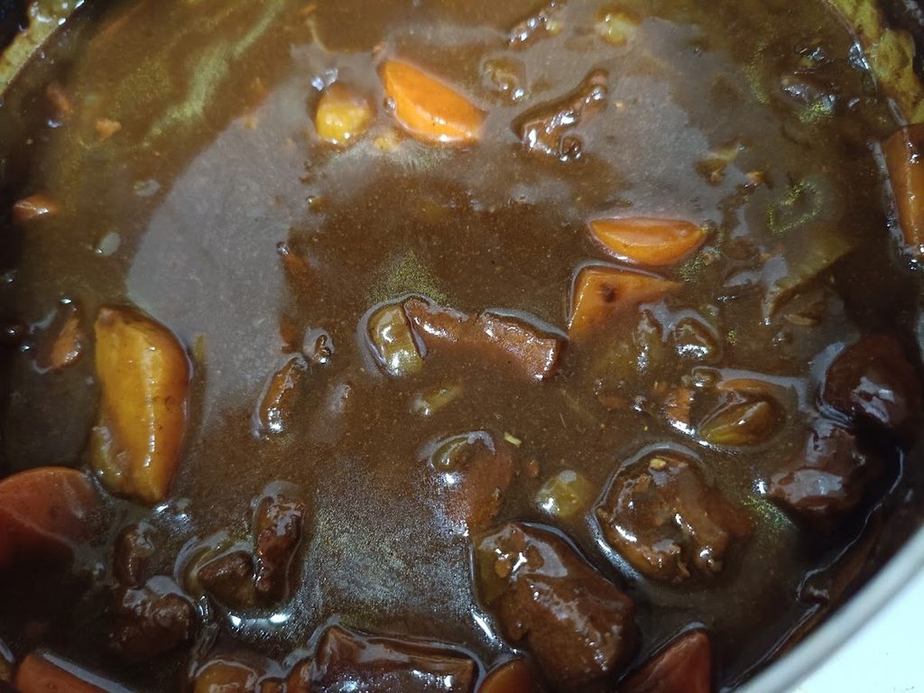 黒カレーを調理している様子(別カット)