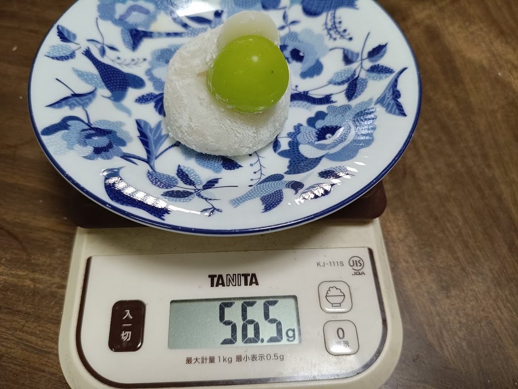 シャインマスカット大福1個をキッチンスケールで計量した様子(56.5g・4個計測した中の代表例)