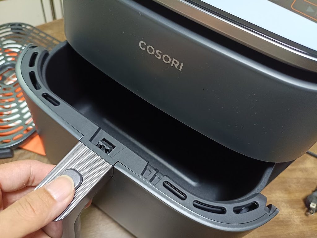 COSORIノンフライヤーのバスケットを引き出している様子