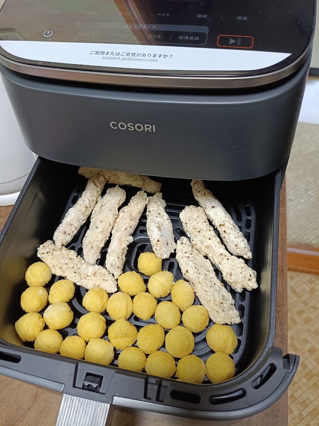 バスケットに入れたポテトとささみスティック