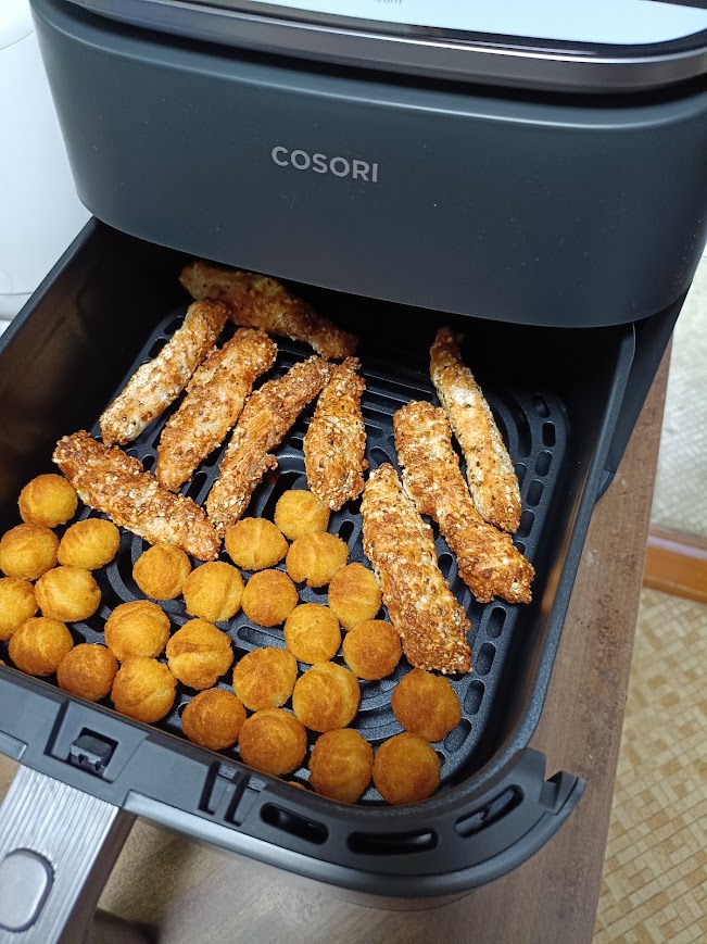 COSORIノンフライヤーで調理中のポテトとささみスティック