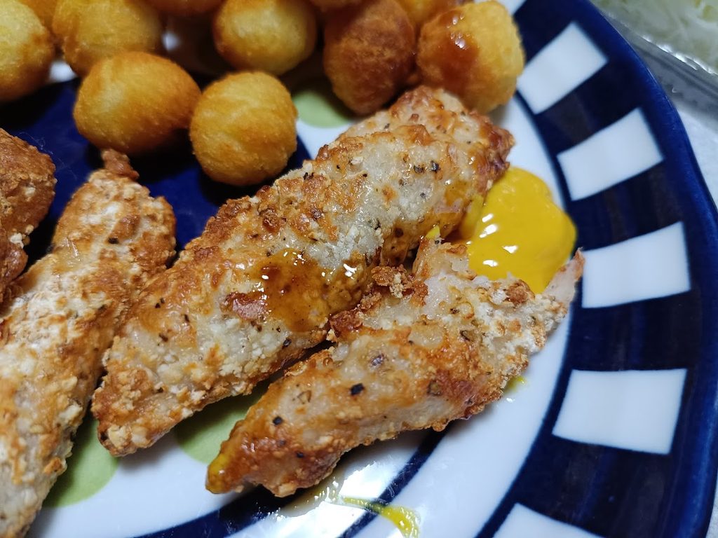 皿に盛った完成後のポテトとささみスティック