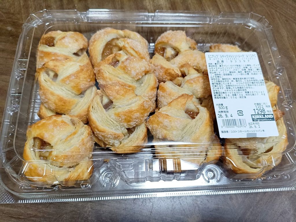 コストコ ミニアップルキャラメルシュトルーデルのパッケージ(ラベル面・俯瞰)