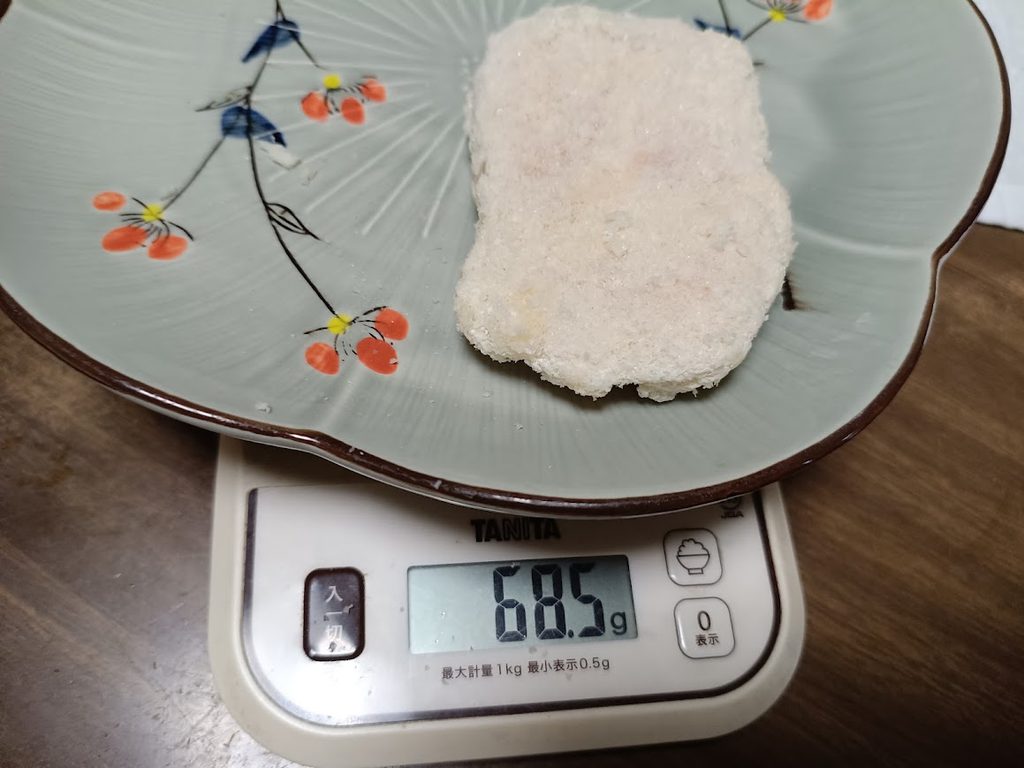 鶏屋さんのタルタルチキンカツ1個をキッチンスケールで計量した様子(68.5g・5個計測した中の最大値)