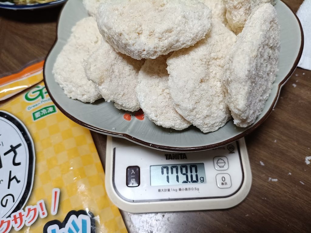鶏屋さんのタルタルチキンカツ12個をキッチンスケールで一度に計量した様子(779.0g・冷凍状態)