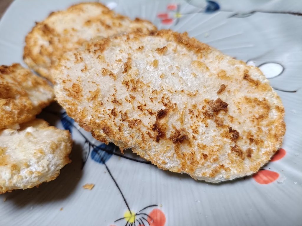 皿に盛り付けた鶏屋さんのタルタルチキンカツ(ノンフライヤー調理)