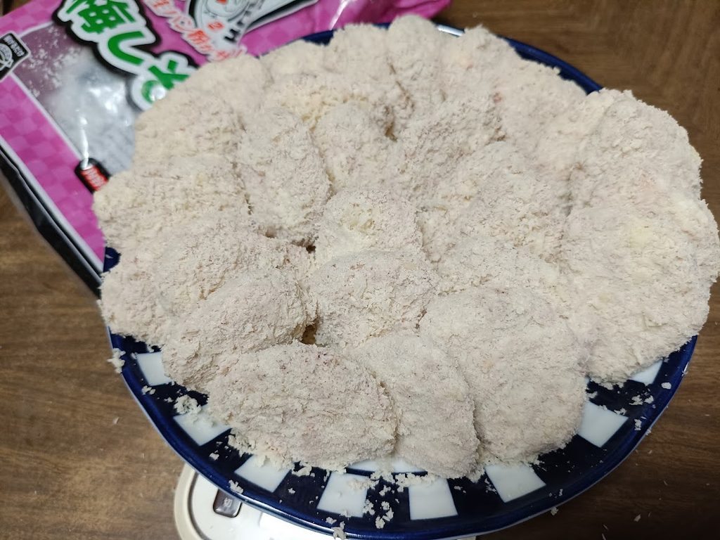 揚げる前の生の状態の梅しそカツ