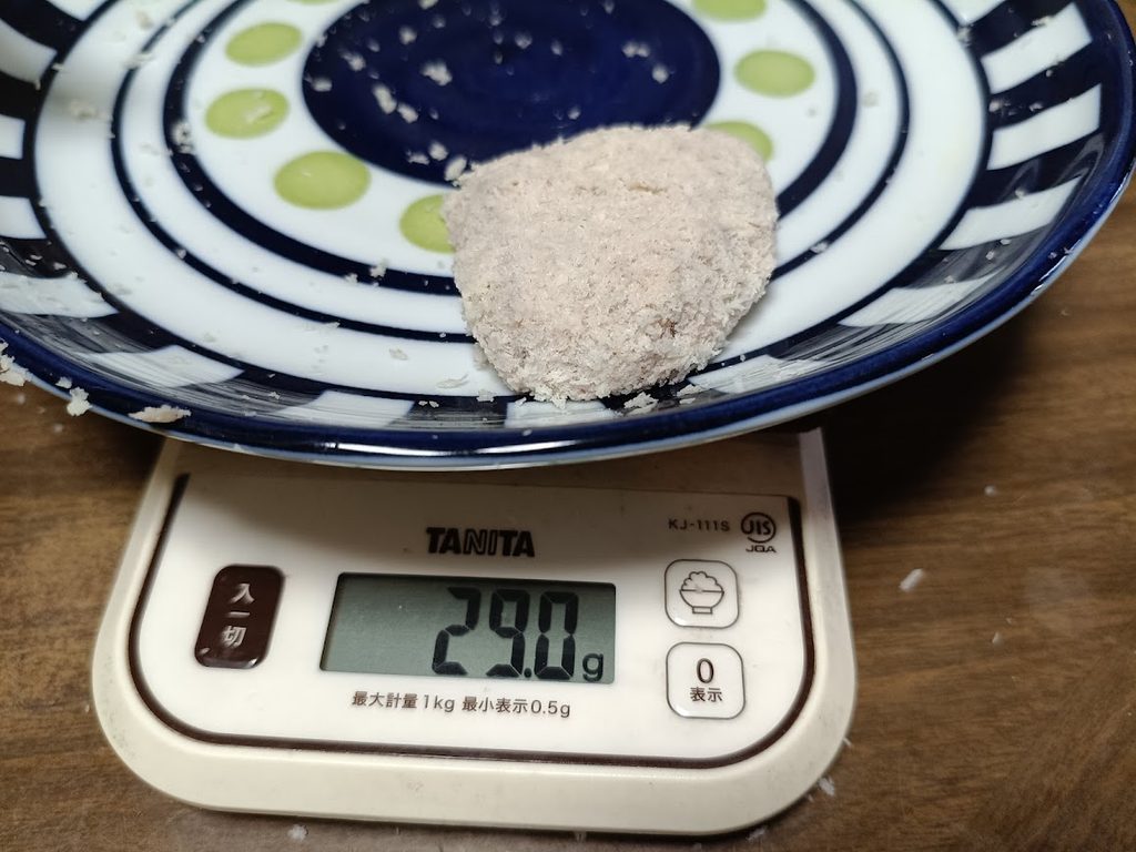 梅しそカツ1個をはかりで計量している様子(29.0g)