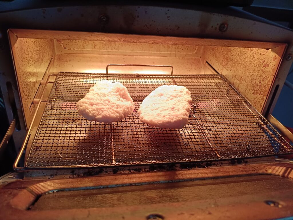 トースターアラジンで鶏屋さんのタルタルチキンカツを調理している様子