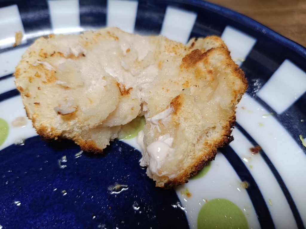 トースター調理後のチキンカツの断面(衣が一部剥がれている)