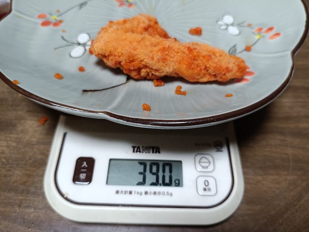 レッドチリペッパーチキンを計量する様子