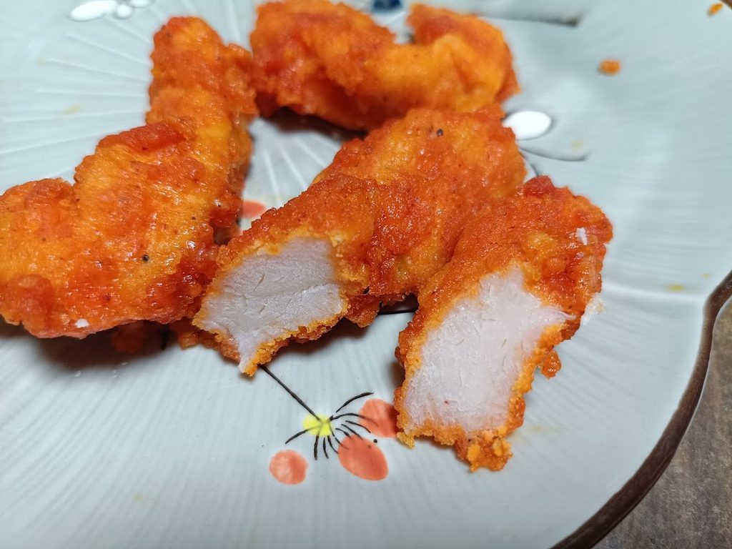 電子レンジで温めたレッドチリペッパーチキンの断面