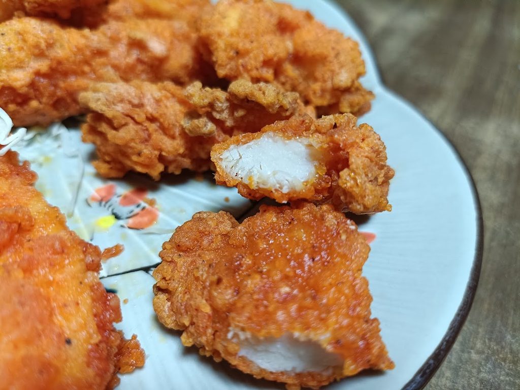ノンフライヤーで温めたレッドチリペッパーチキンの断面