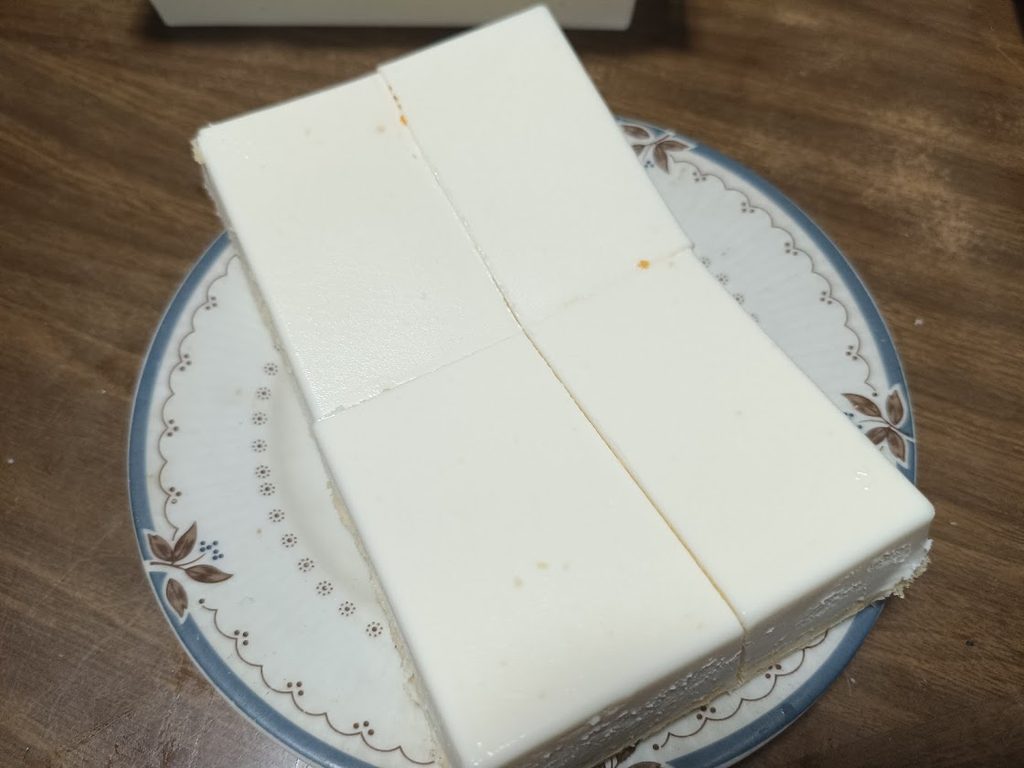 4等分に切り分けたハニーレモンフロマージュ