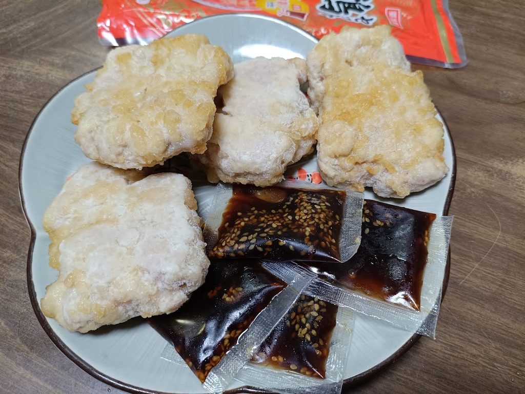 冷凍のままのフライドチキン4枚とソース