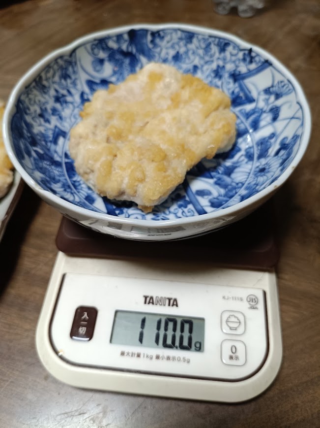ジューシー油淋鶏セットのチキン1枚をキッチンスケールで計量した様子(110.0g・4枚中の最大値)