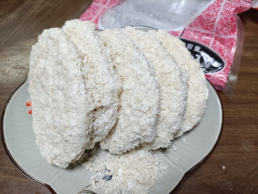 衣のついた未加熱のトンカツをCOSORIで調理する前の様子(業務スーパーの油淋鶏セットとは別の商品)