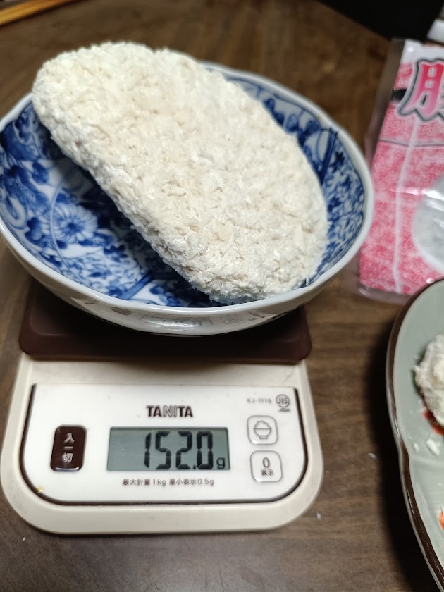 豚ロースカツ1枚をキッチンスケールで計量した様子(152.0g・5枚中の最大値)