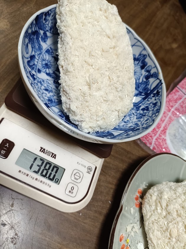 豚ロースカツ1枚をキッチンスケールで計量した様子(138.0g・5枚中の最小値)