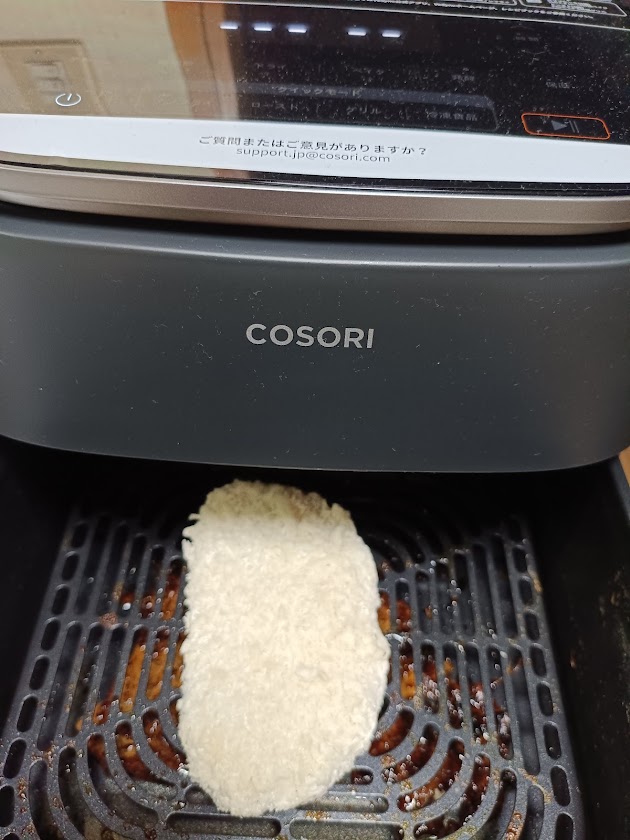 ノンフライヤーCOSORIで調理している豚ロースカツ