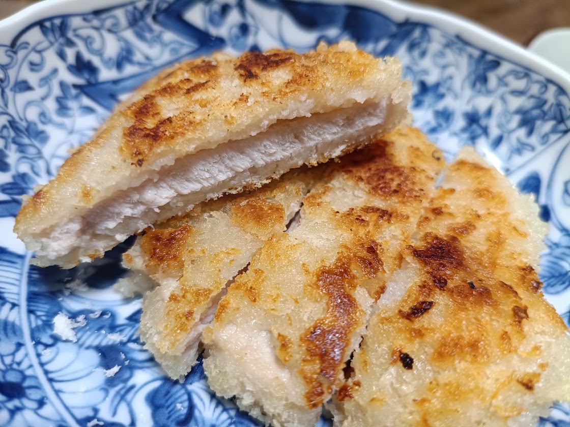 フライパンで少量の油で調理した豚ロースカツの仕上がり