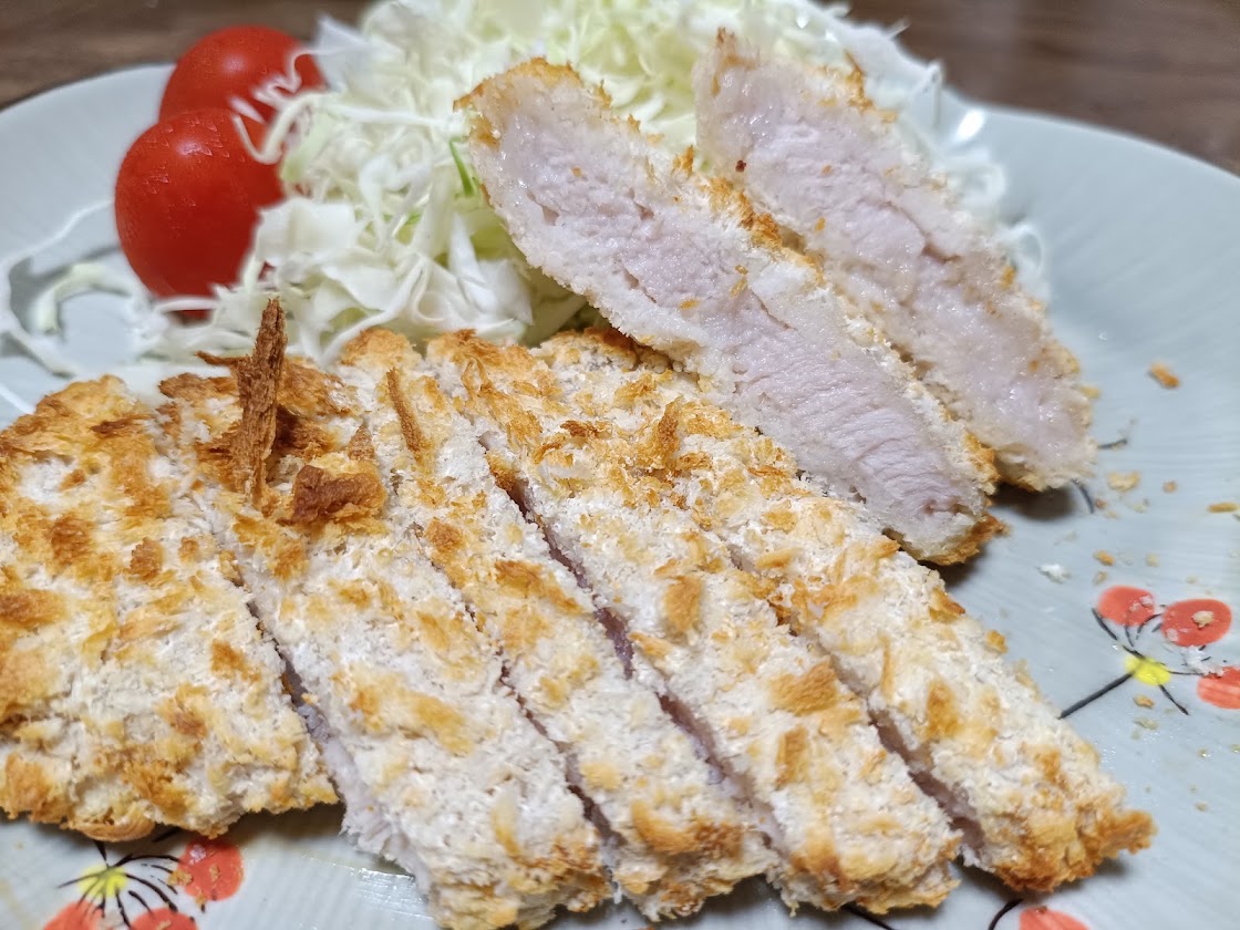 皿に盛り付けた豚ロースカツの断面