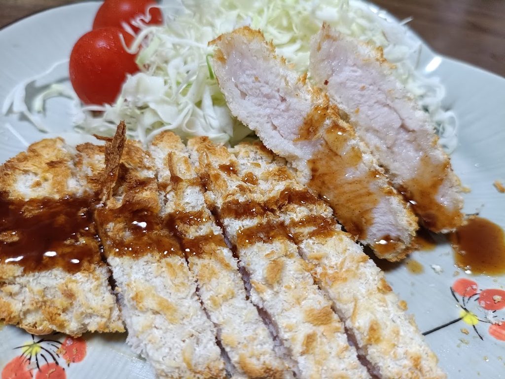 衣のついた未加熱のトンカツをCOSORIで調理した後の断面(業務スーパーの油淋鶏セットとは別の商品)