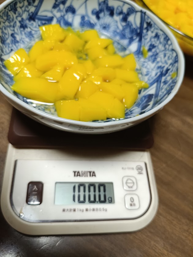 TANITAのスケールで100.0gを計量したカットマンゴープリン