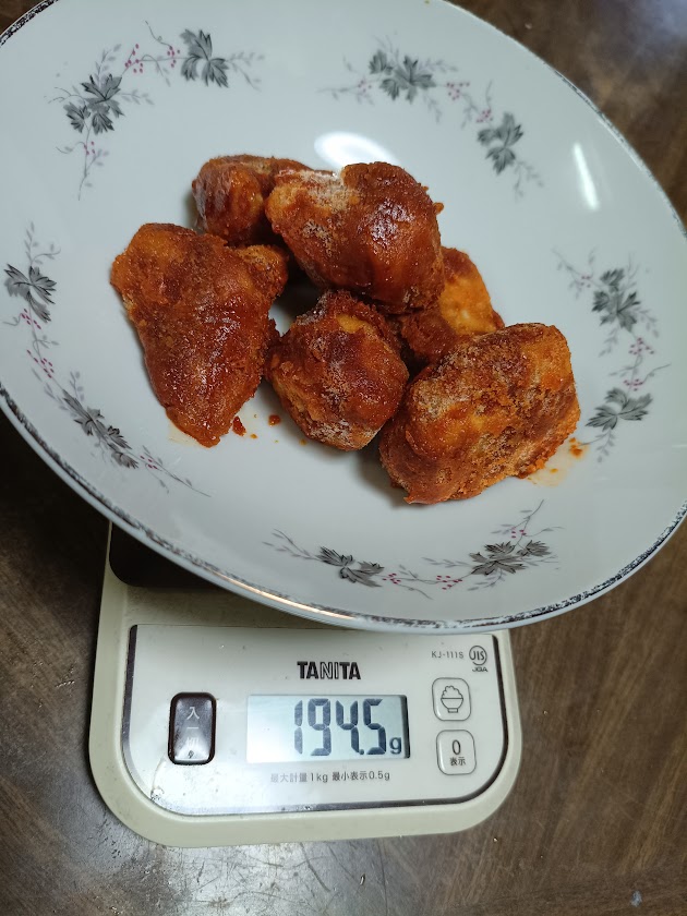 甘辛ヤンニョムチキン6個をはかりで計量している様子(194.5g)