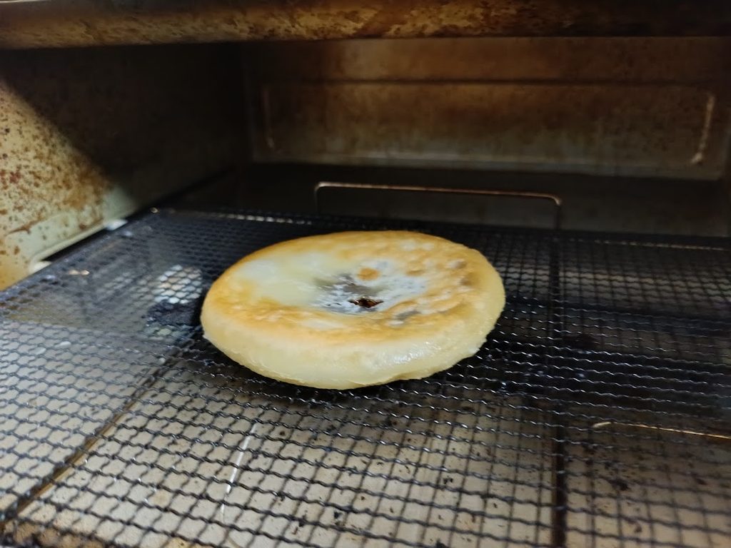 解凍したホットクをトースターに入れたところ