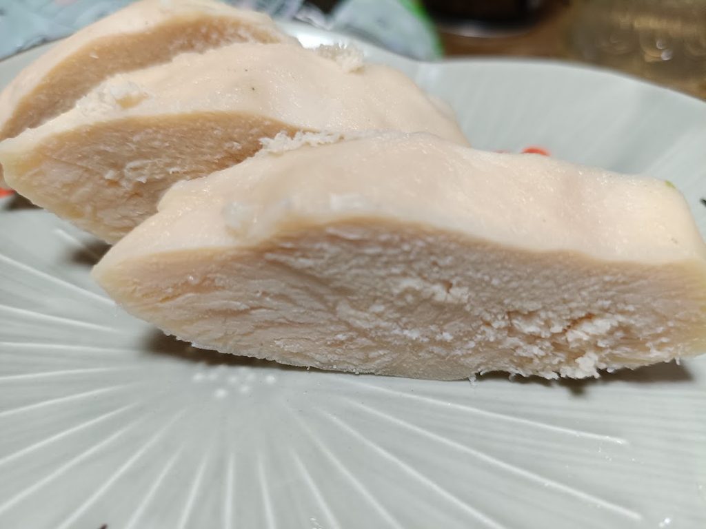 カットしたサラダチキン