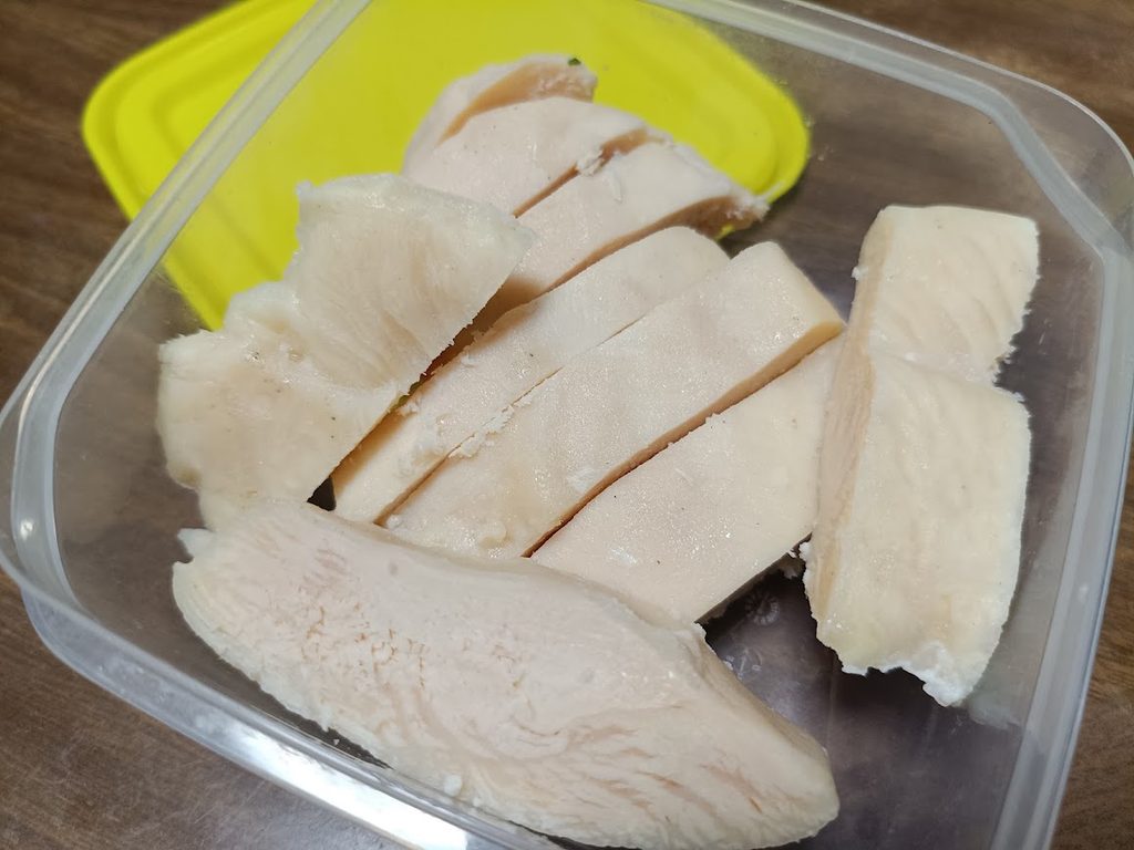 カットしたサラダチキンを保存容器に入れたところ