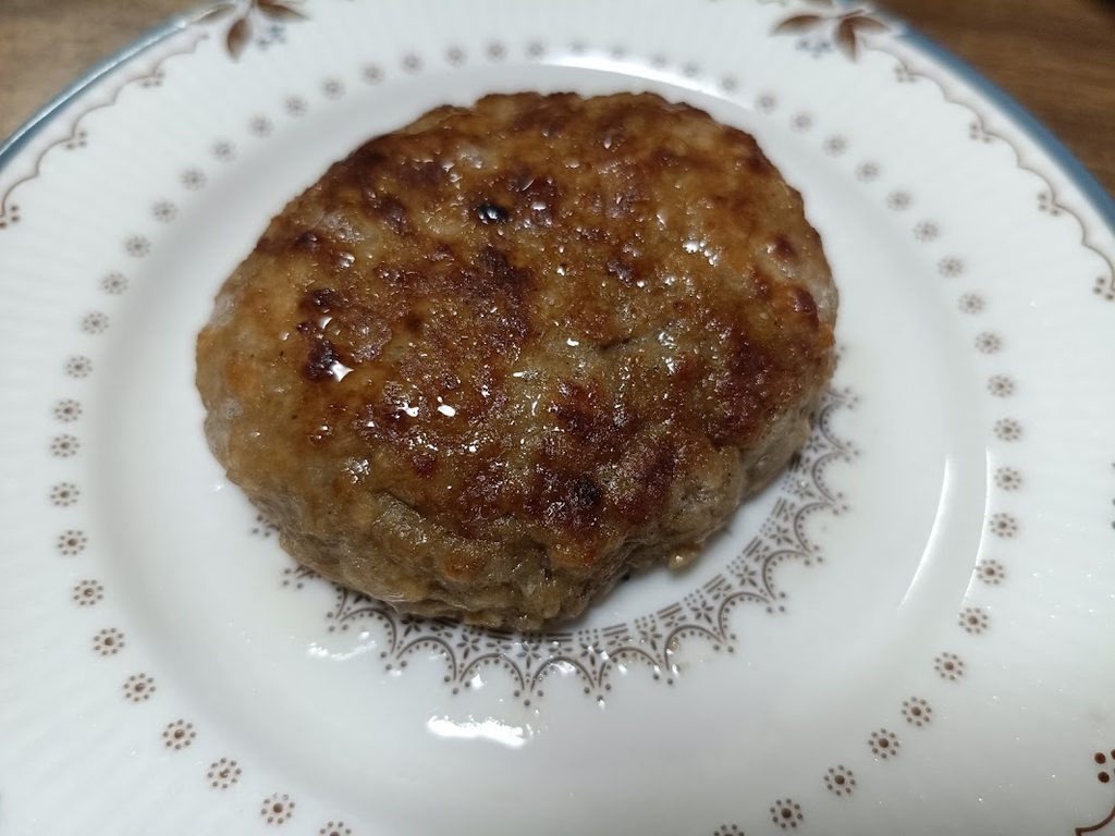 電子レンジで温めた後のチーズinハンバーグ